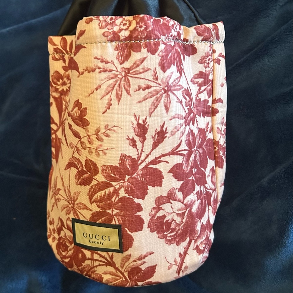 NIB Gucci Beauty Floral Cosmetic Bag - Red and Cream